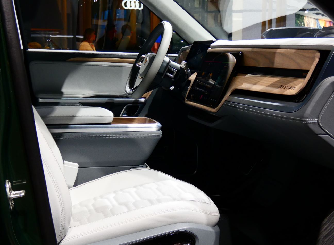 Rivian_R1S_interior TESLARATI