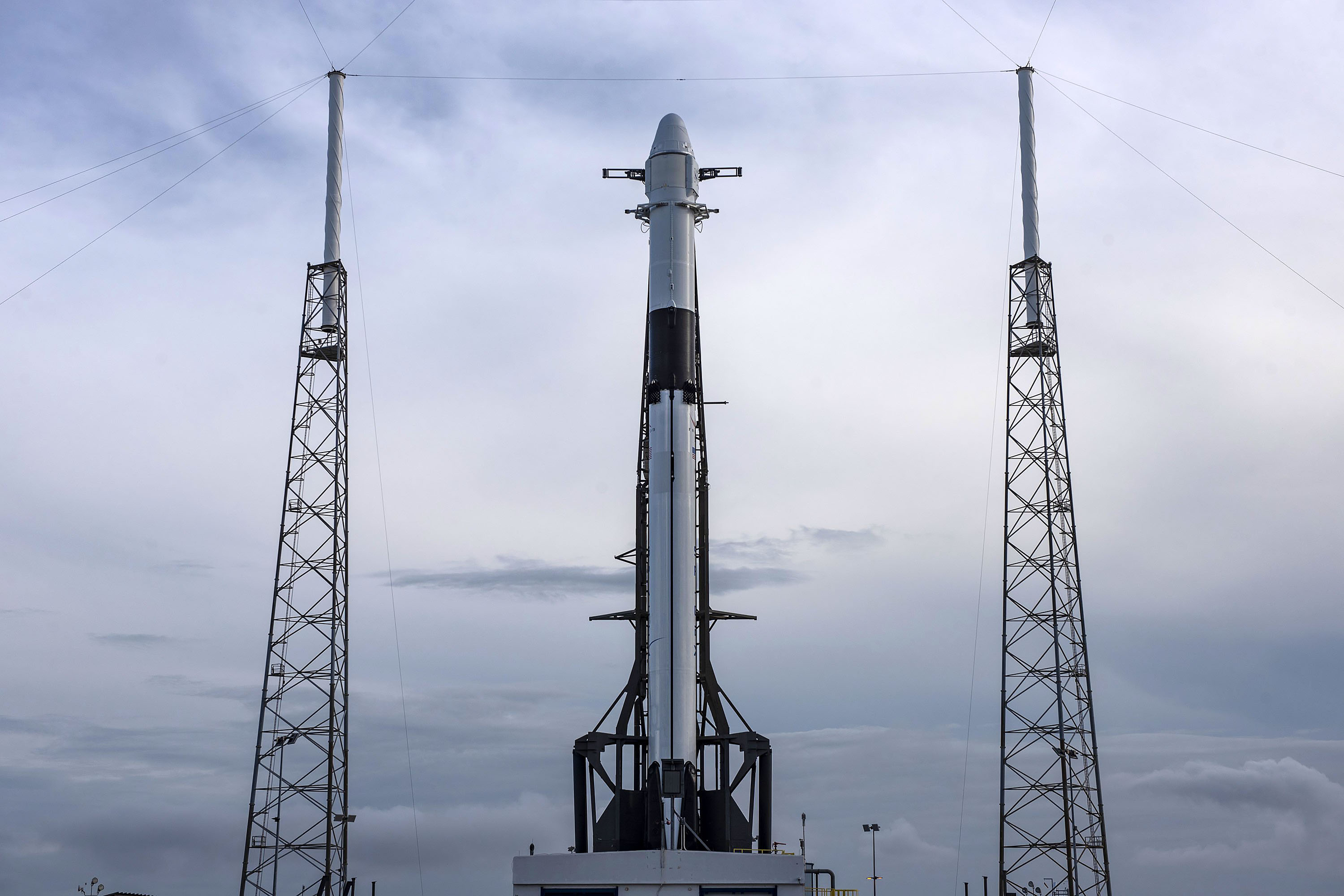 Falcon 9 B1056 CRS-17 Cargo Dragon vertical LC40 (SpaceX) 2