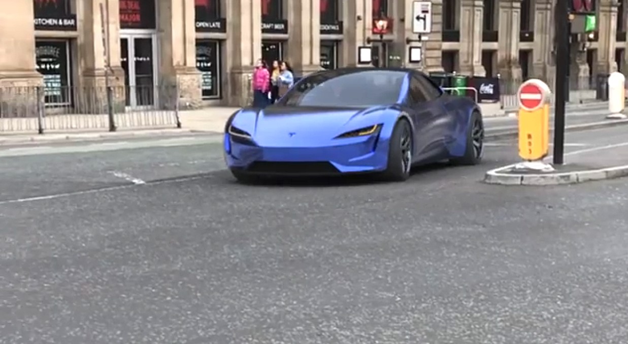 Tesla Roadster in stunning blue rips through London streets in