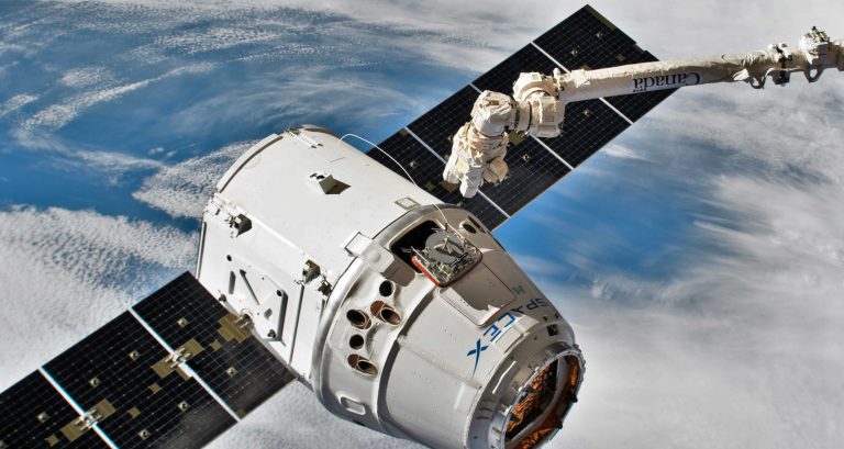 宇宙飛行士ピョートル・ドゥブロフは、2022 年 1 月 19 日の船外活動中にプリシャル モジュールの設定と起動に取り組んでいます。
