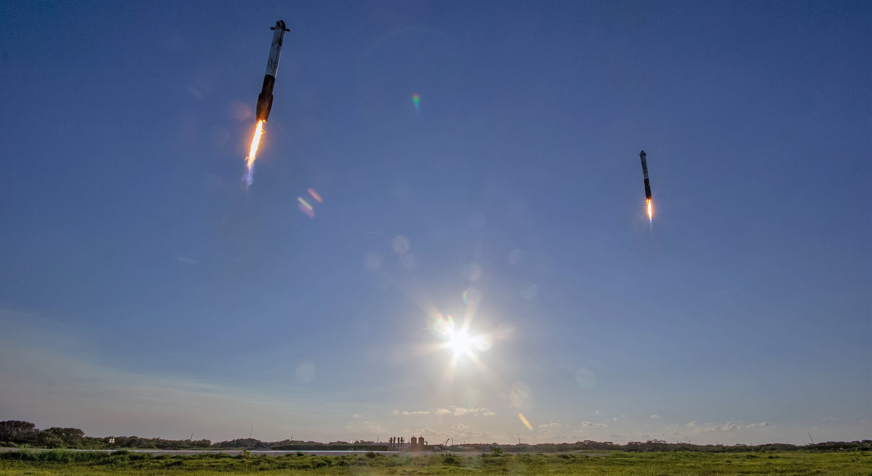 Falcon Heavy B1052 B1053 LZ landing (SpaceX) 2-3