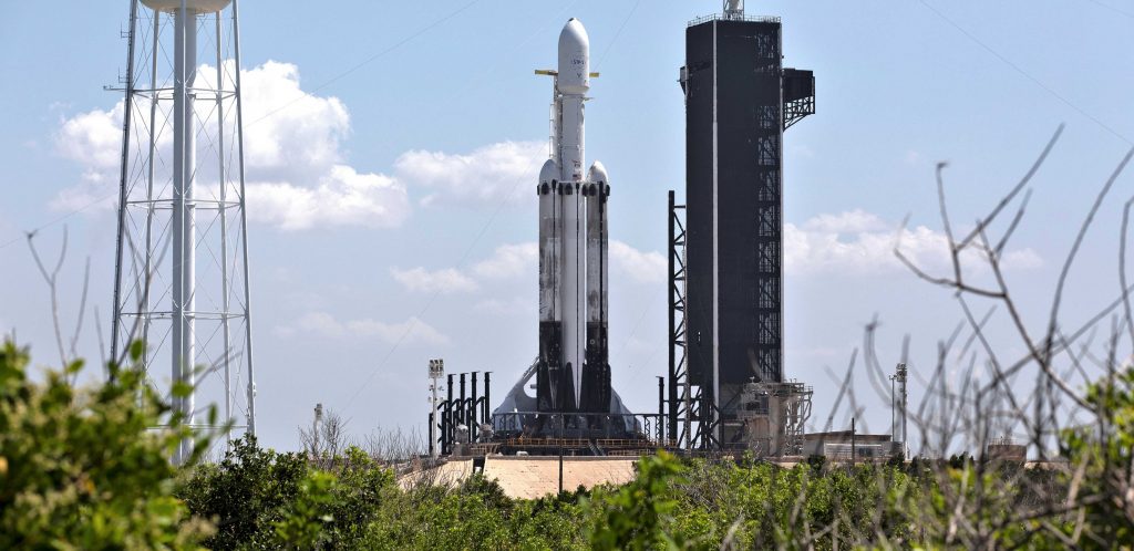 El Falcon Heavy Flight 3 aprovecha los propulsores laterales en vuelo y un nuevo núcleo central.  Observe las patas de aterrizaje quemadas y el exterior cubierto de hollín.  SpaceX