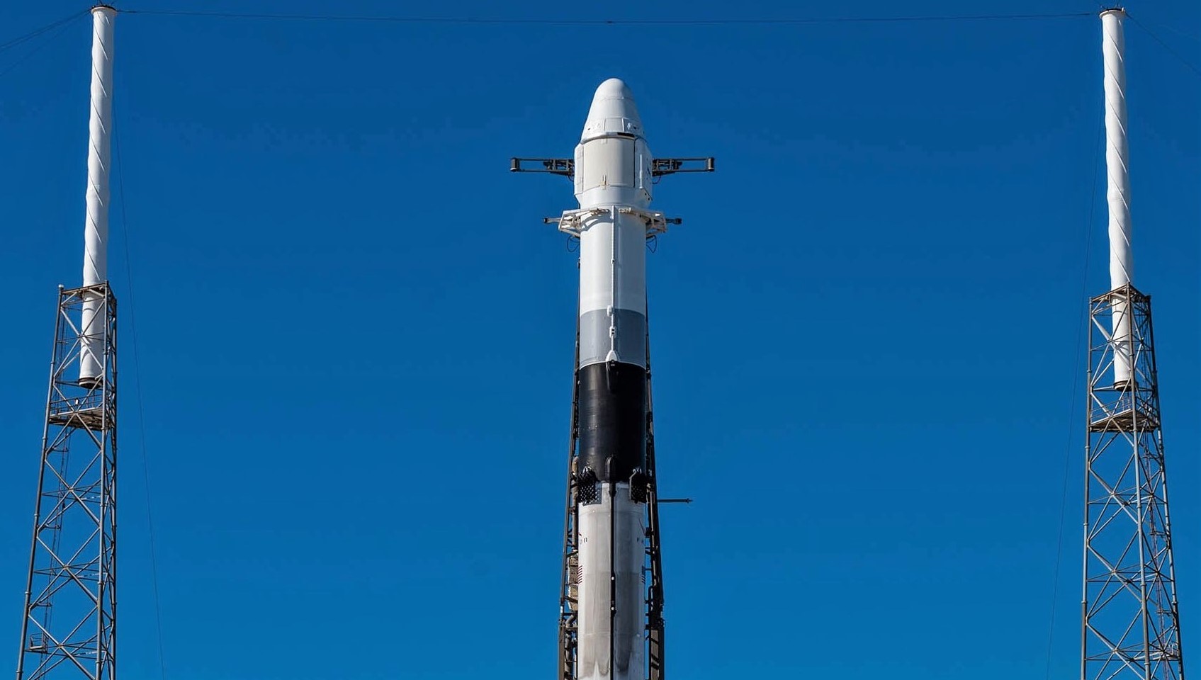 Cargo Dragon C108 CRS-18 Falcon 9 B1056 vertical (SpaceX) 1 crop