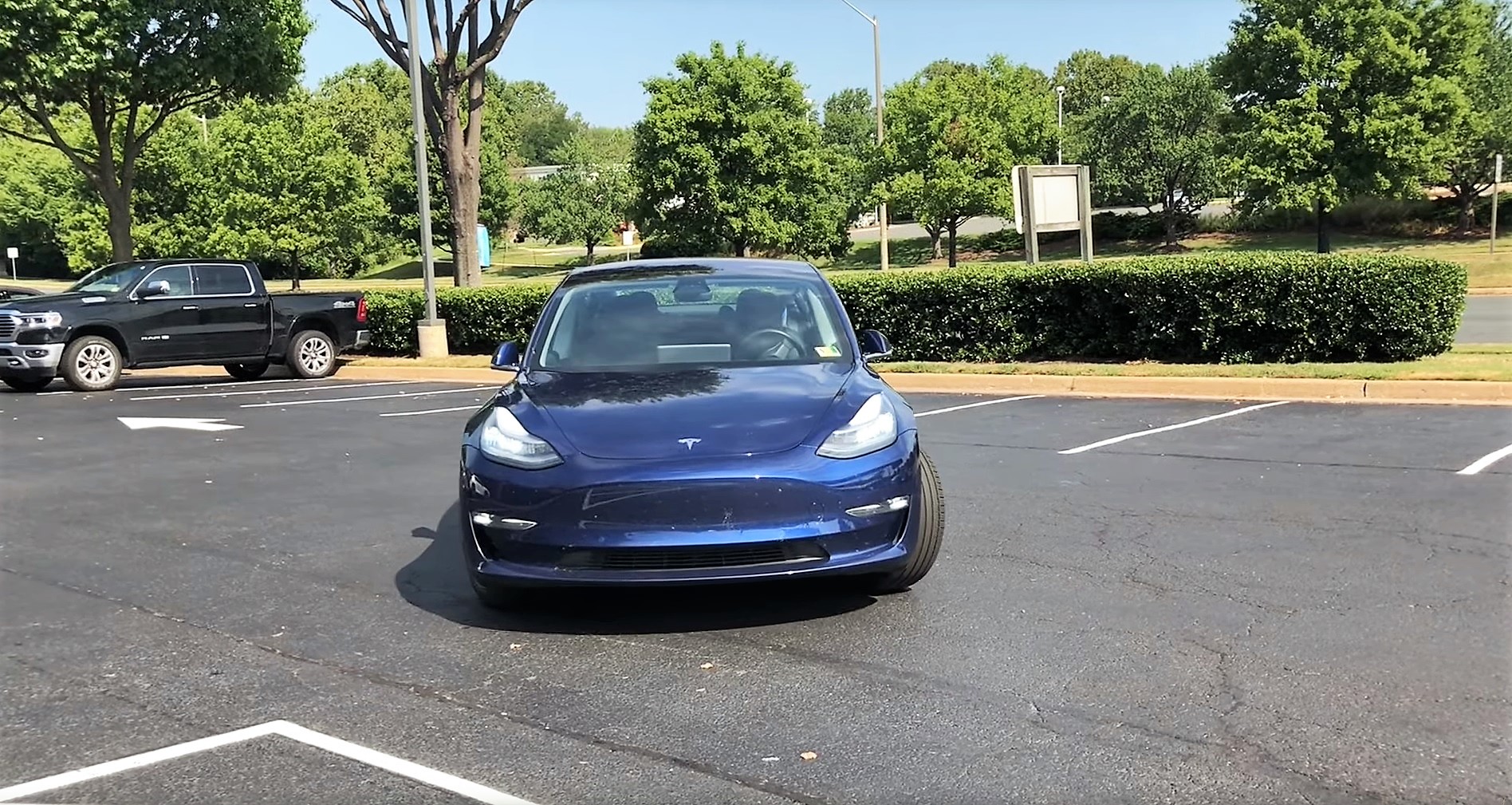 Tesla-Smart-Summon-parking-lot-cover