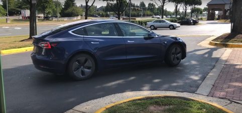 Tesla-Smart-Summon-parking-lot-curb-1
