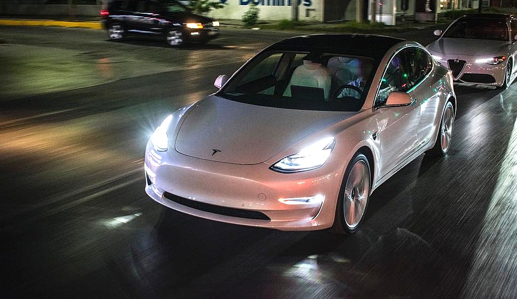 Tesla Model 3 Earns Edmunds 2020 Ev Of The Year Title