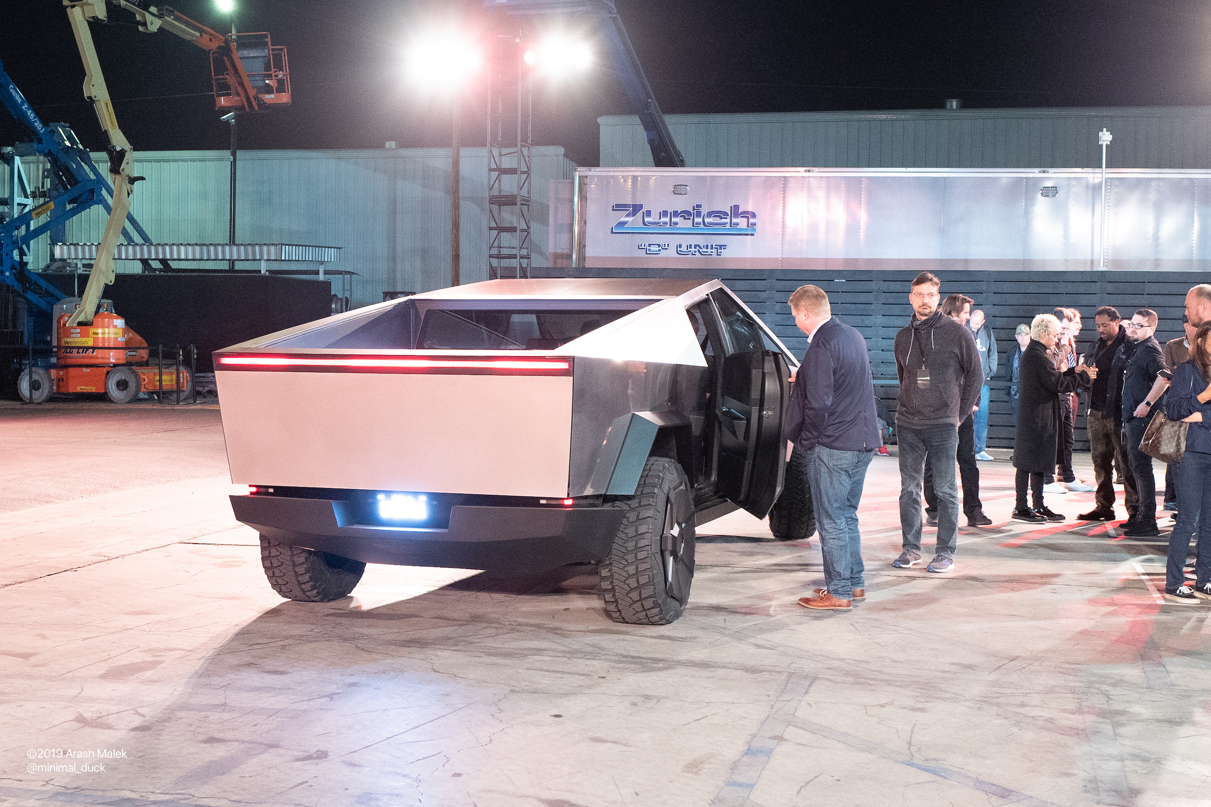 Tesla Cybertruck stainless steel rear hatch (Photo: Arash Malek)