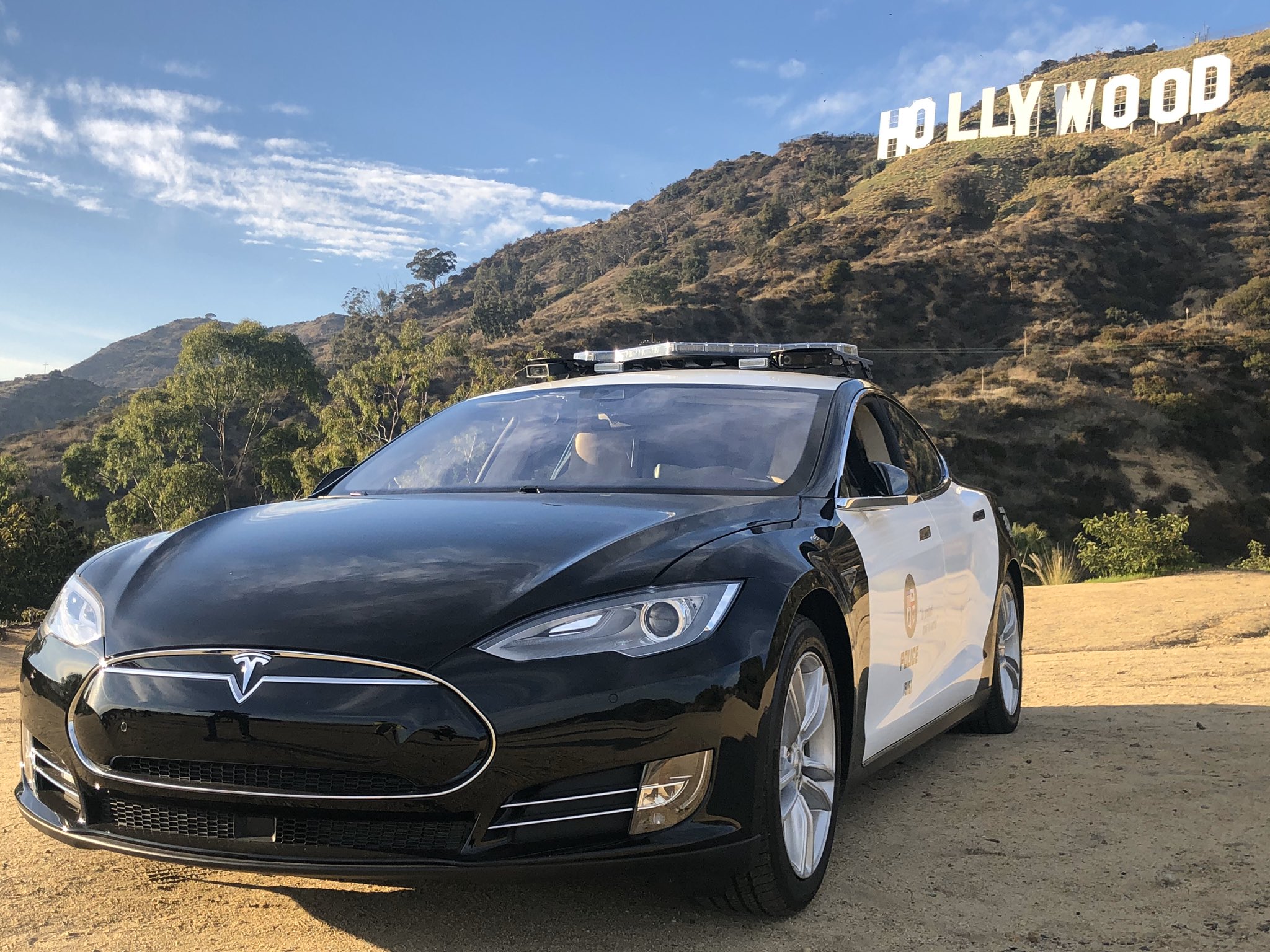 Polícia de Los Angeles agora armada com um Tesla P85D - Meio Bit