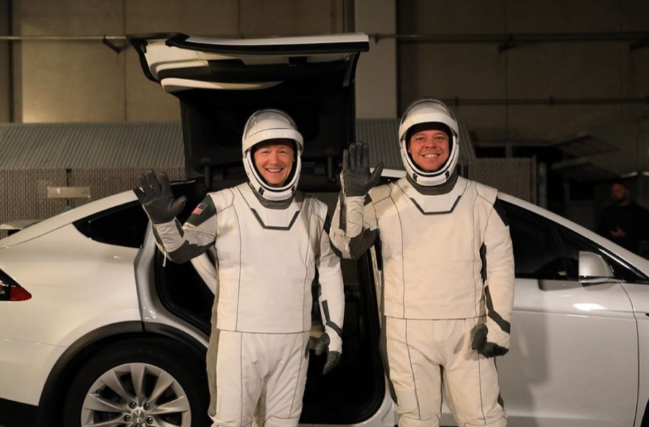 Tesla-Model-X-for-SpaceX-astronauts-2.jpg