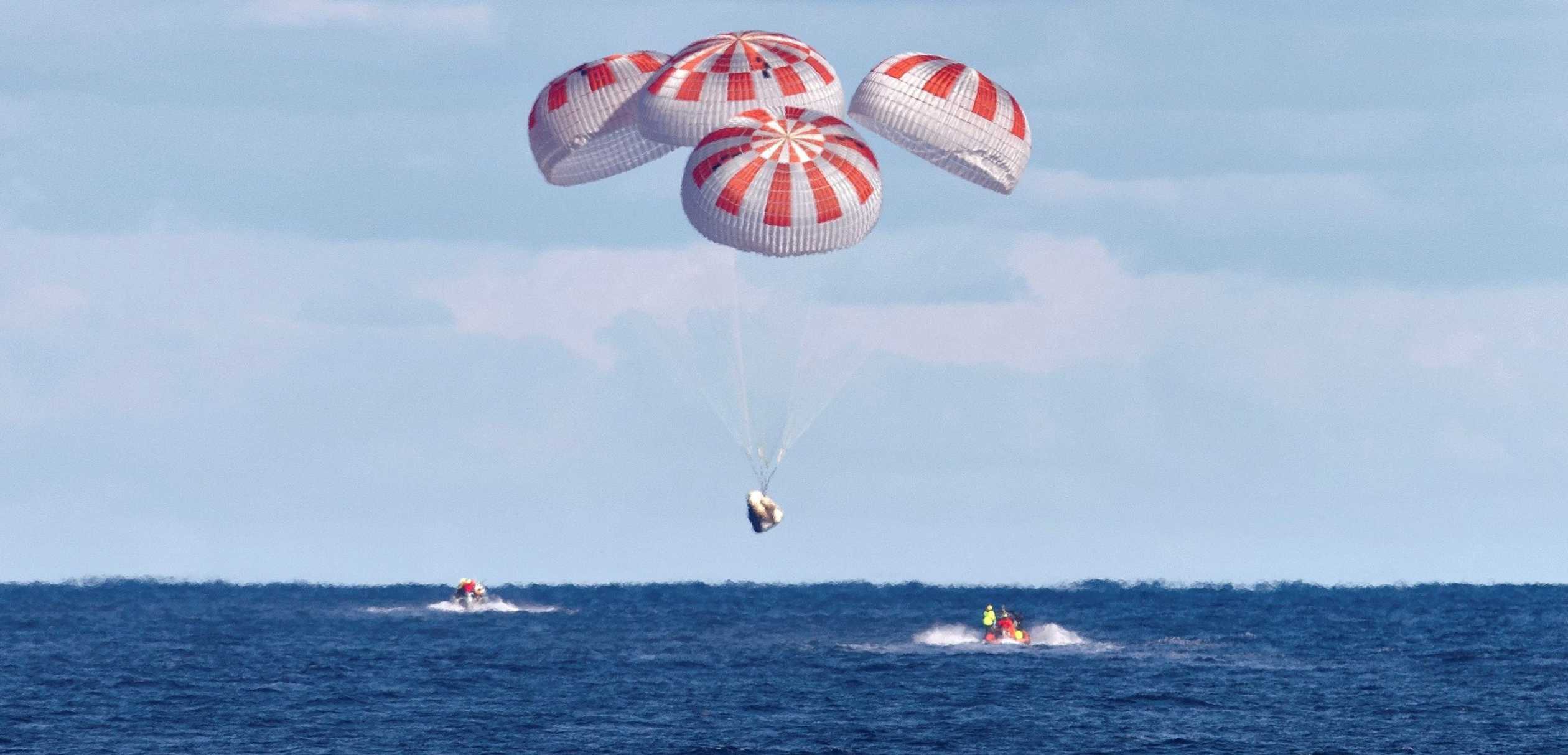 https://www.teslarati.com/wp-content/uploads/2020/02/Crew-Dragon-DM-1-parachute-splashdown-030819-NASA-5-crop-3c.jpg