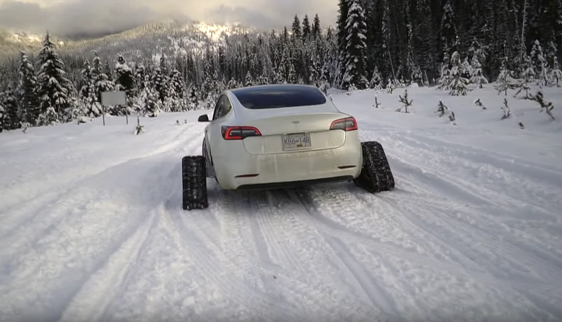 Tesla et la neige : et si on mettait des chenilles à une Model 3 ?