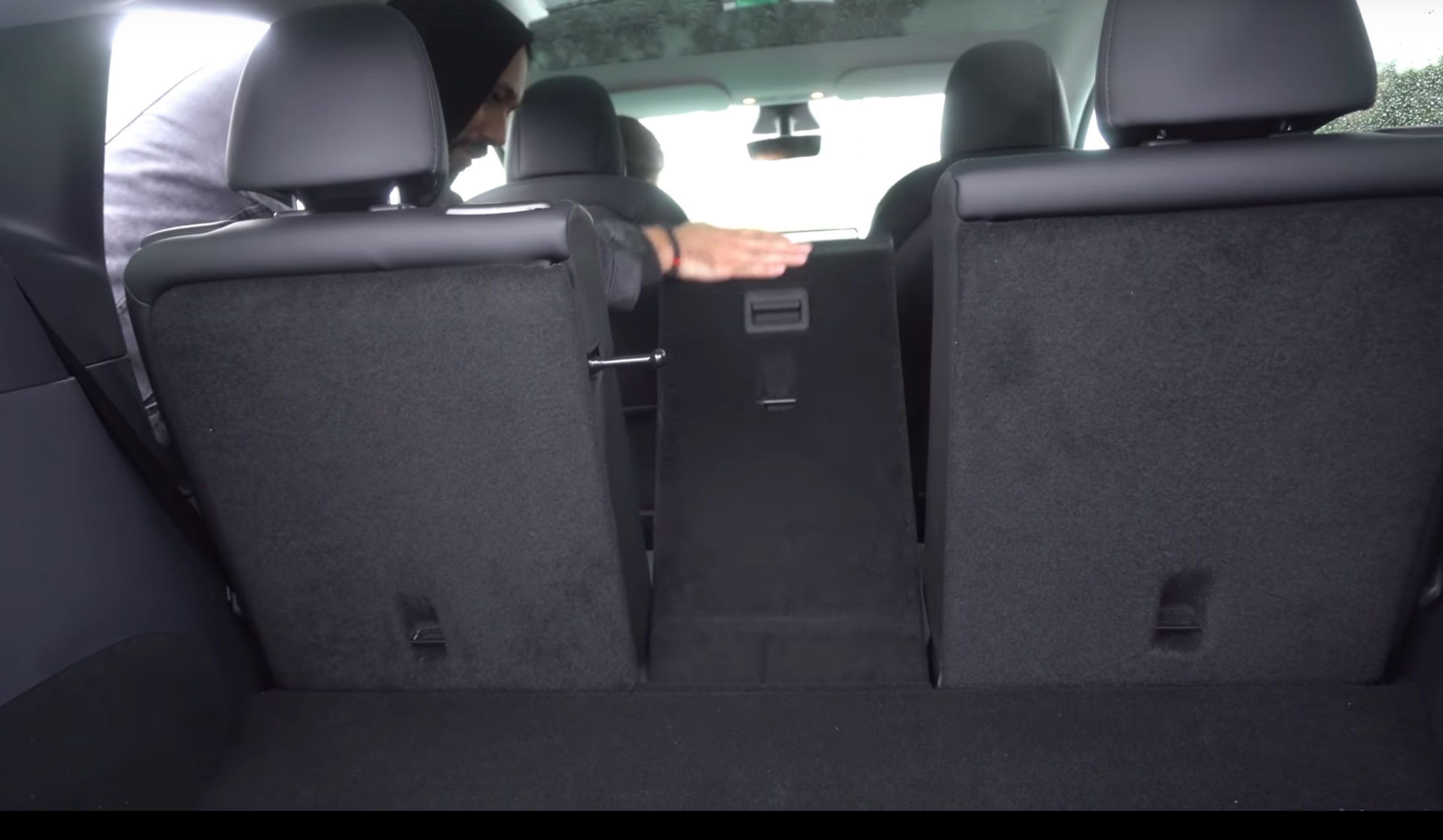 Tesla Model Y middle rear seat adjustment (Credit: Tesla Raj via YouTube)