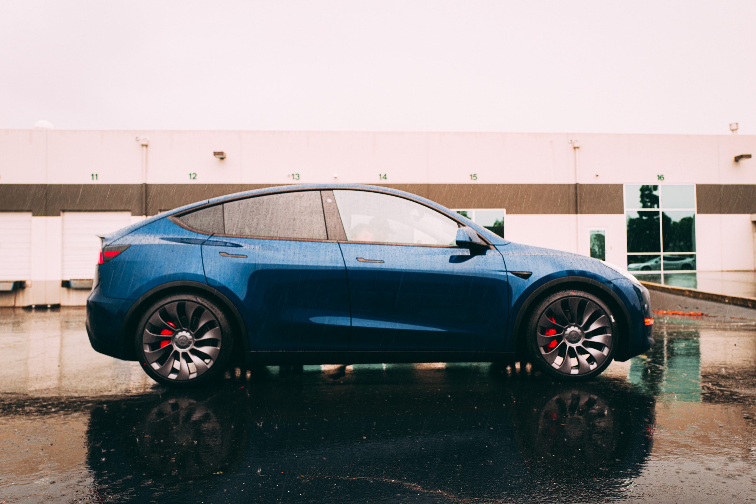 Tesla Y / 2021 Tesla Model Y Adds Cheaper Standard Range Trim