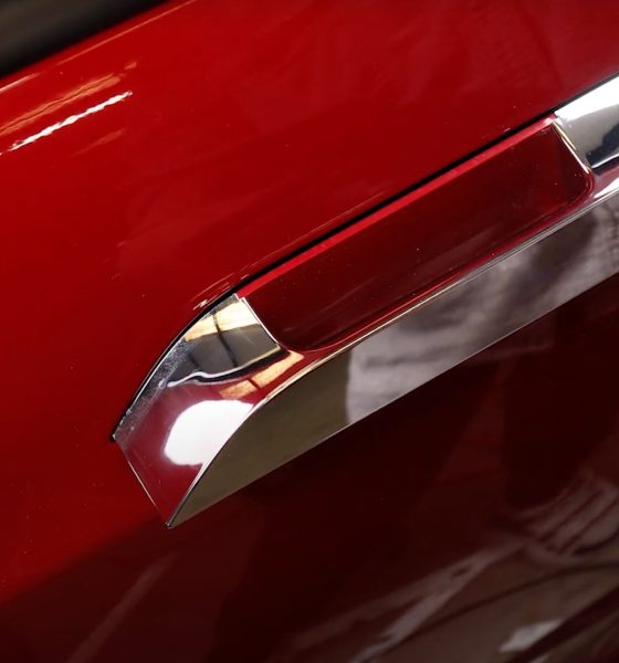 Tesla Model S self-presenting door handle
