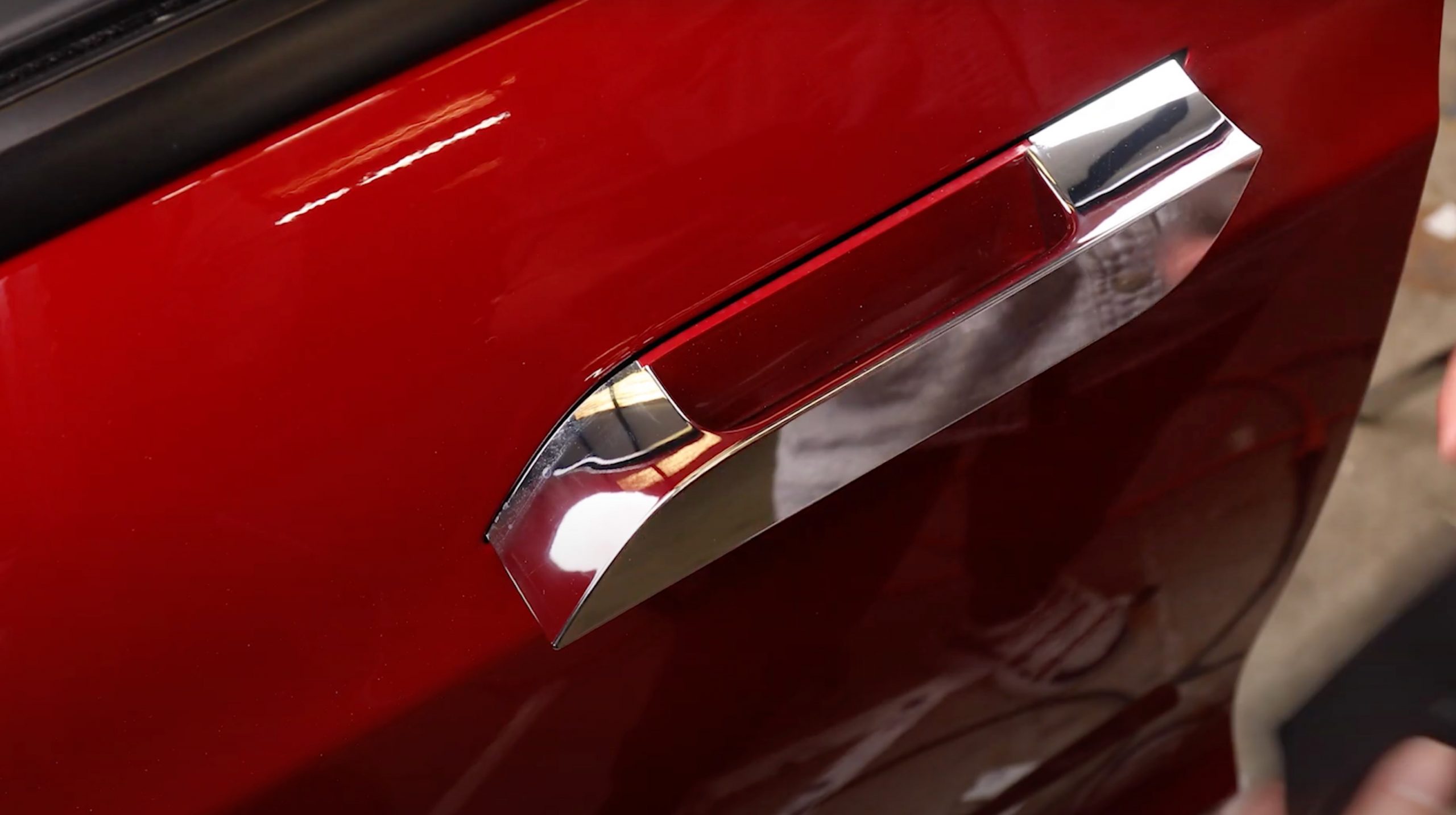 Tesla Model S self-presenting door handle