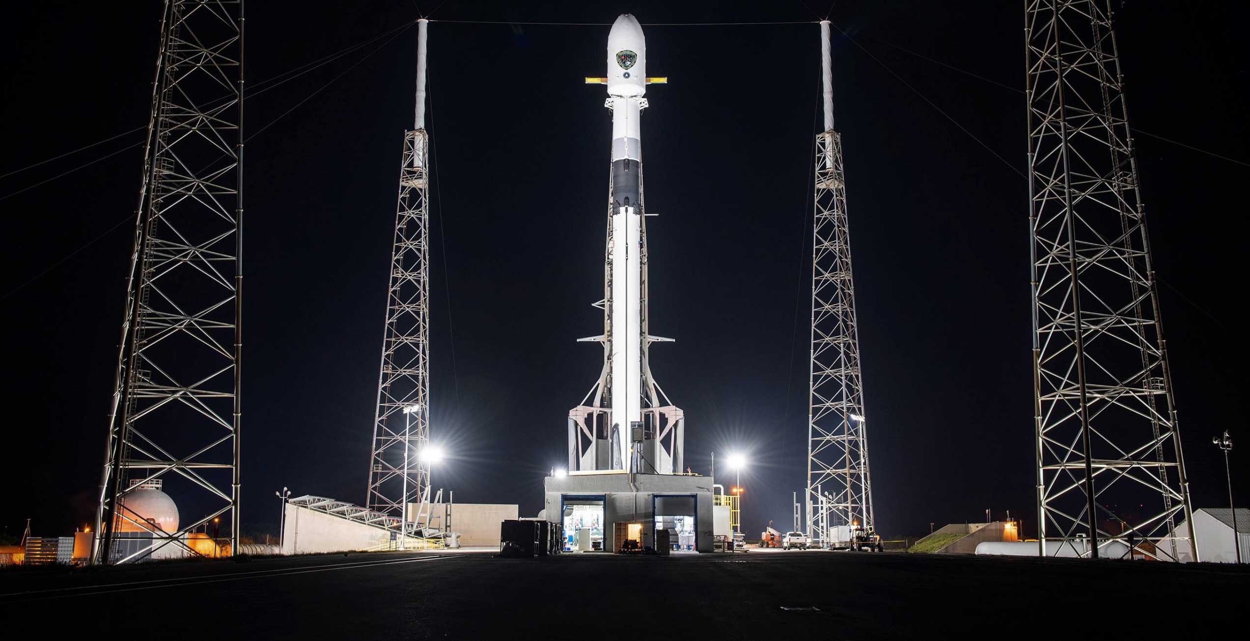 GPS III SV03 Falcon 9 B1060 LC-40 062930 (SpaceX) prelaunch 1 crop (c)