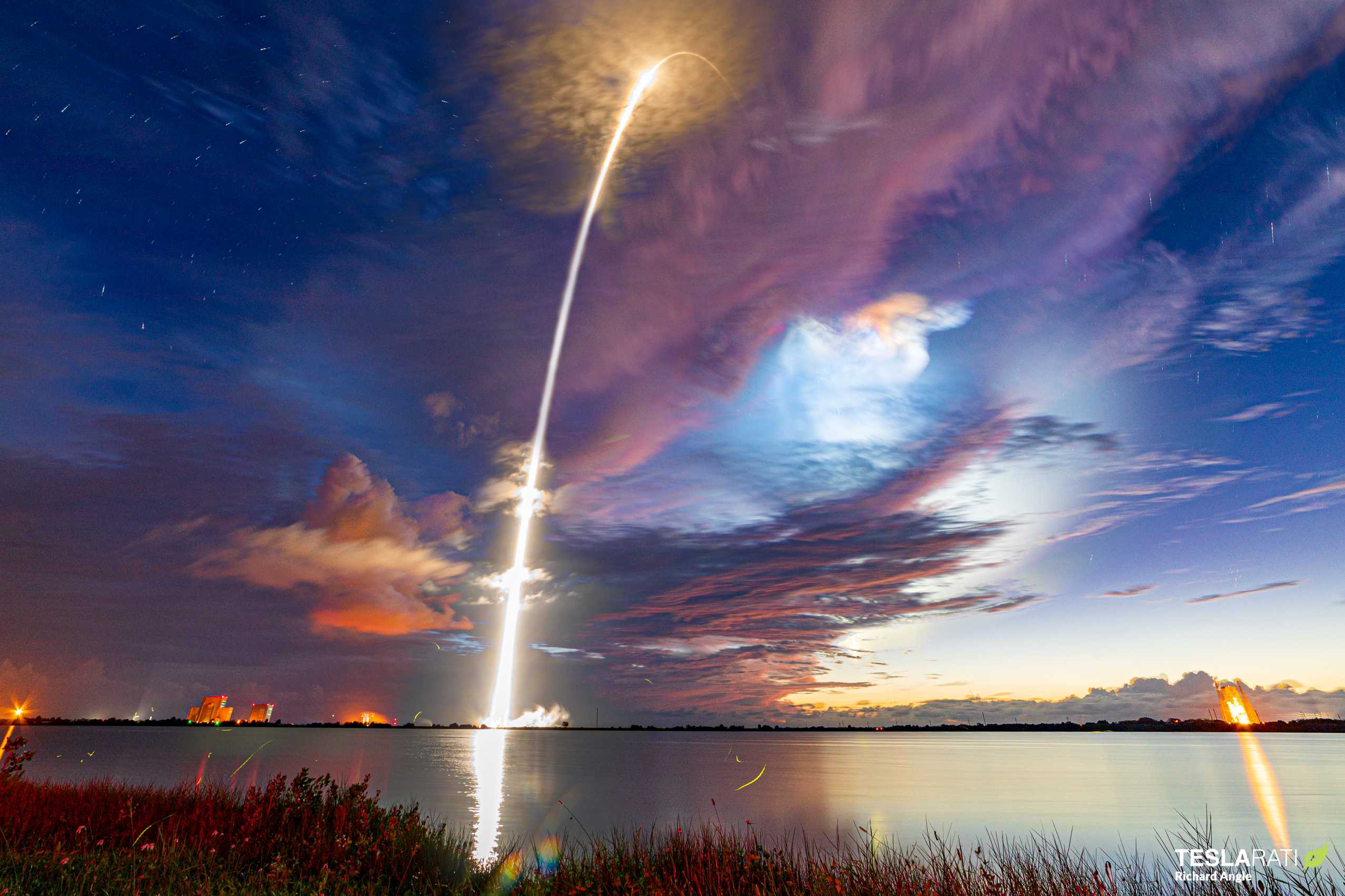 SpaceX Starlink launch puts on a spectacular light show on ...