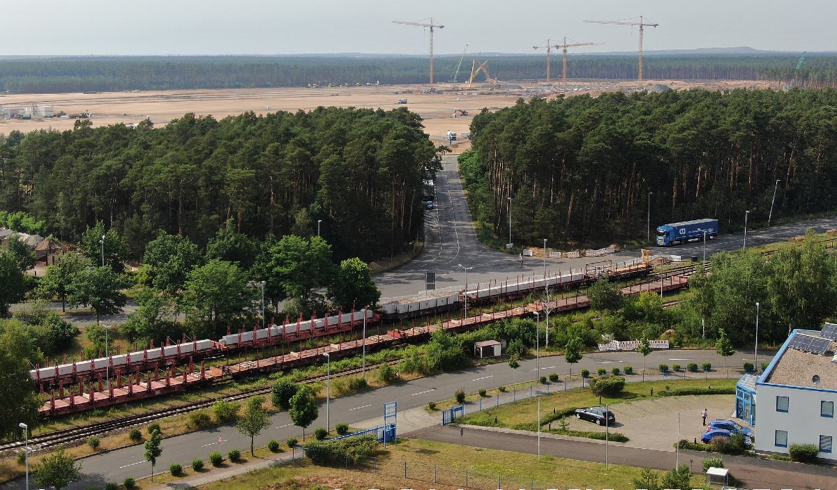 tesla-giga-berlin-cargo-trains-pillars-beams (2)