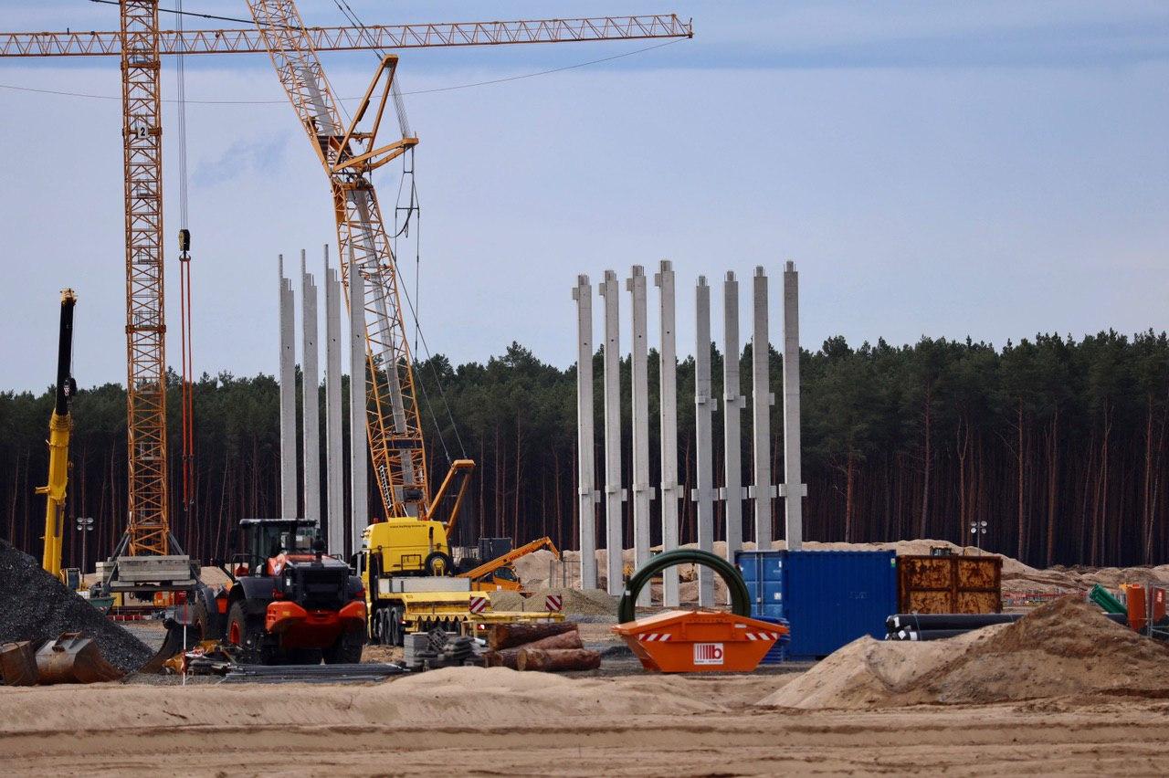 Tesla Gigafactory Berlin's first pillars go vertical as construction accelerates