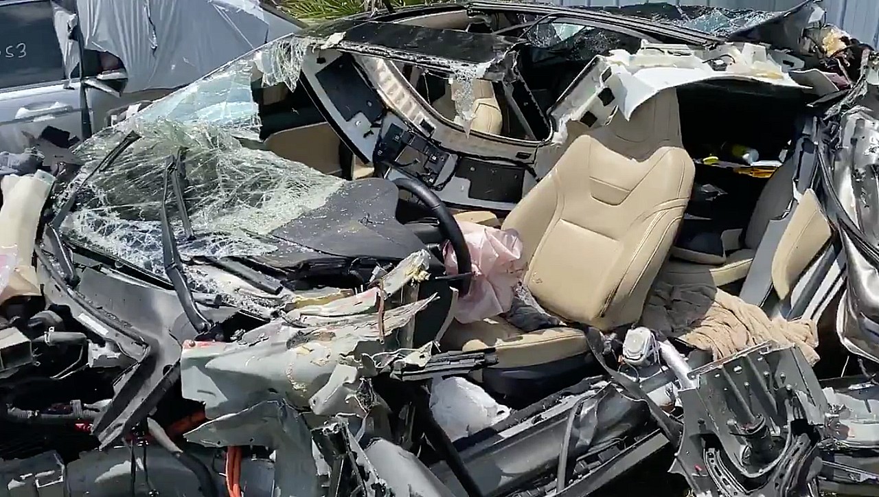 Tesla Model S shows 5-star safety rating in scary 18-wheeler accident