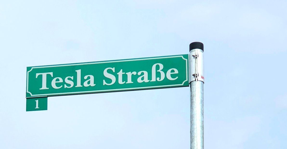 tesla-straße-street-sign-giga-berlin-germany