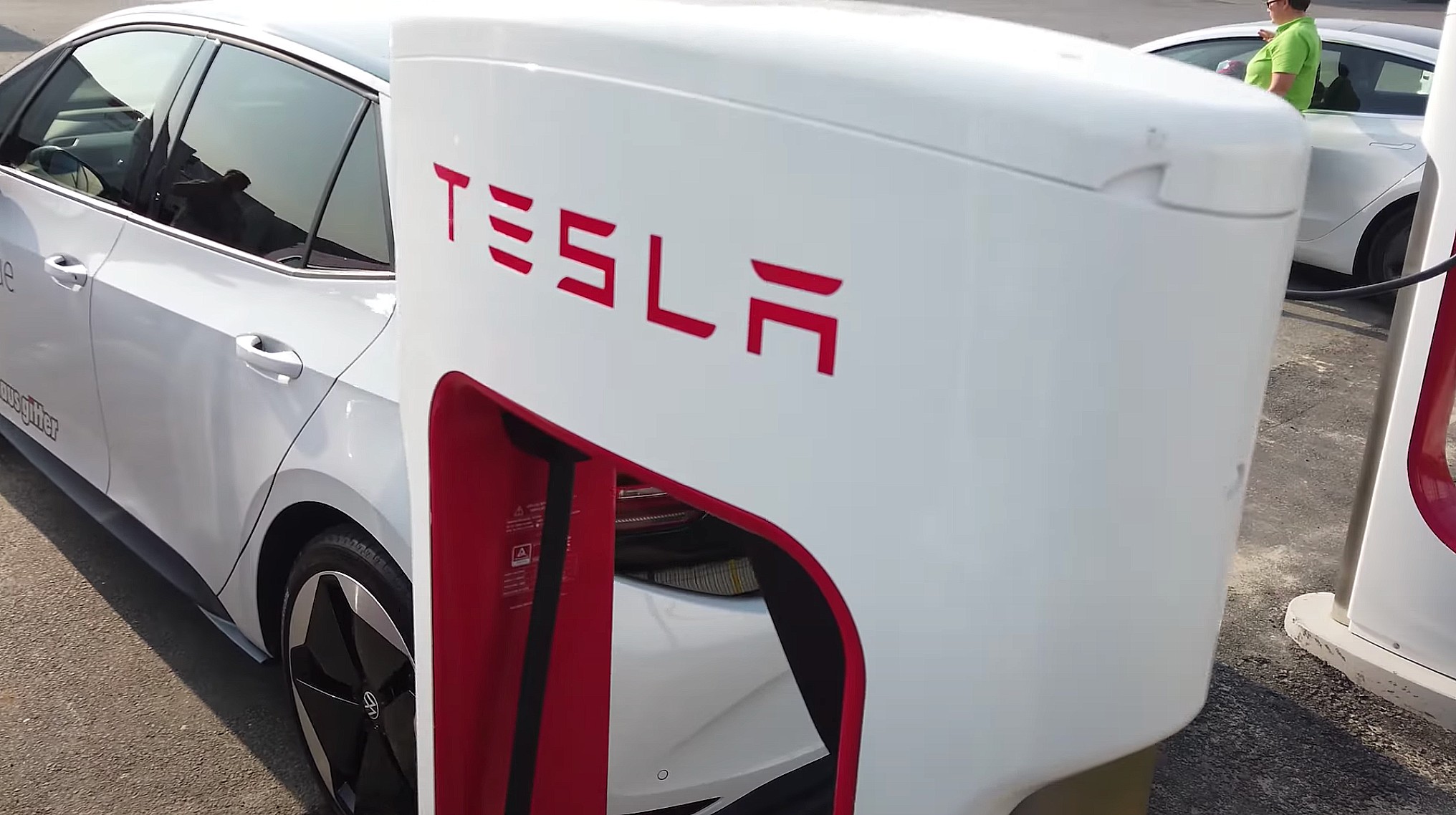 Tesla's non-Tesla Supercharger pilot program expands to France, Norway