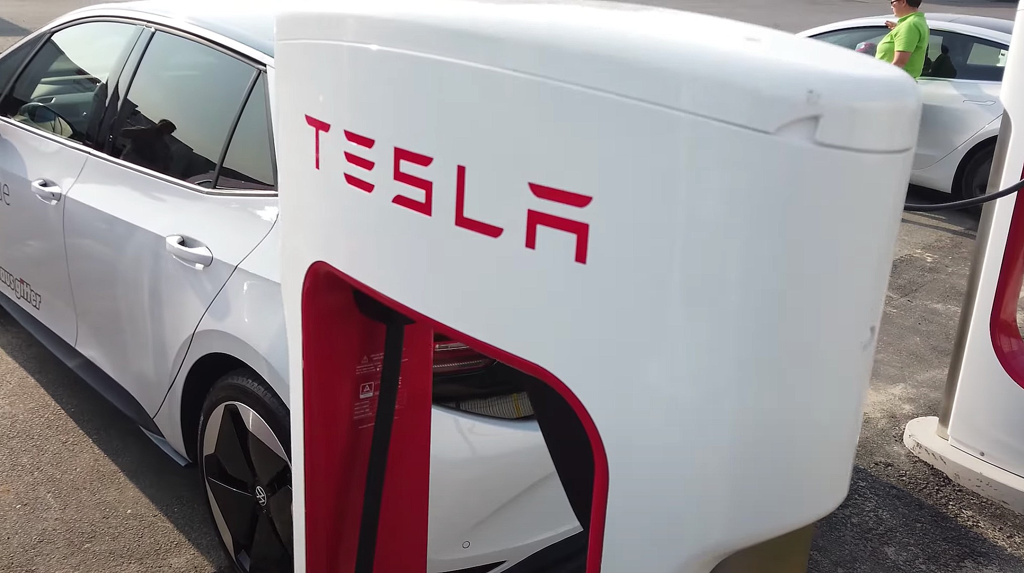 https://www.teslarati.com/wp-content/uploads/2020/09/tesla-supercharger-other-manufacturer-charging.jpg