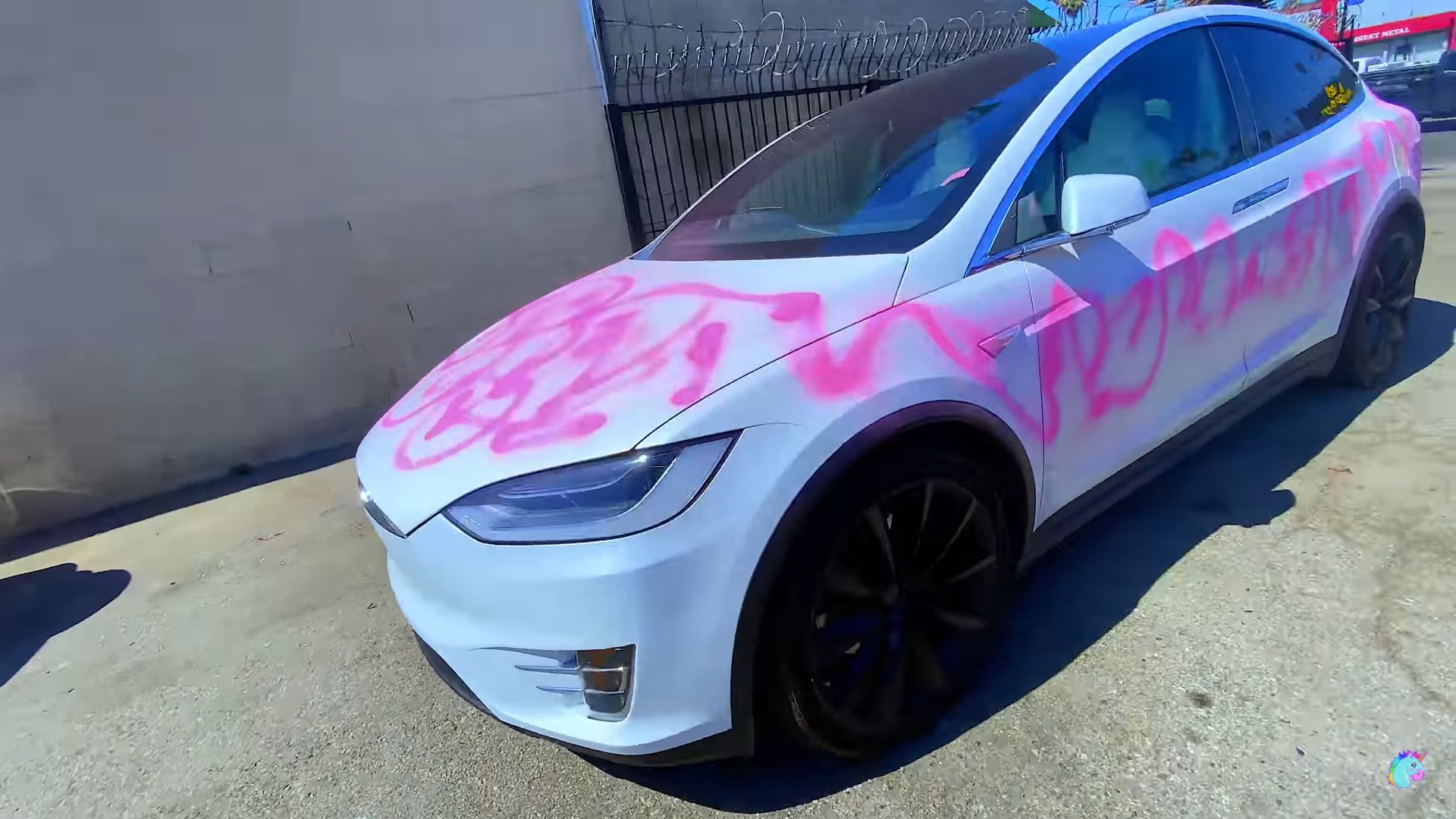 Toeschouwer Geslagen vrachtwagen Blazen Tesla owner graffitis own car for bizarre 'Unicorn' wrap