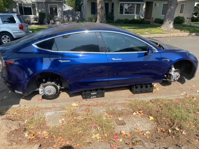 Tesla-Tires-Rims-theft-LAPD.png