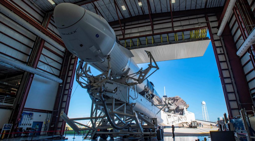 Photo of SpaceX Falcon 9 vystrelí pred priekopníckym štartom Cargo Dragon