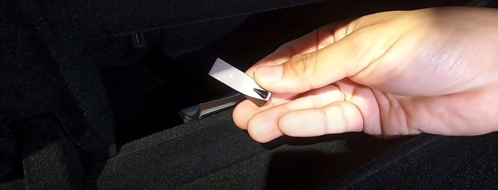 Model y glove box sales usb