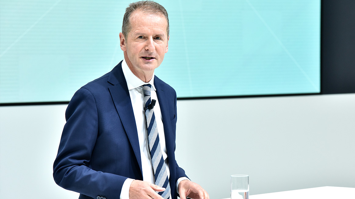 Des Volkswagen renuncia como CEO en medio del impulso de los autos eléctricos