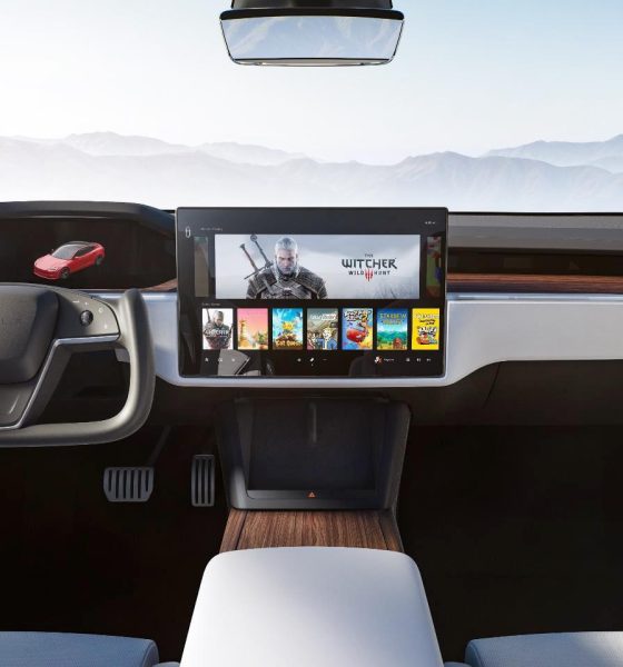 Tesla Model S interior touchscreen (refresh)