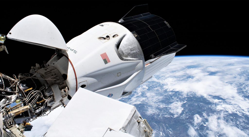 El vehículo Crew Dragon de SpaceX se acaba de convertir en la nave espacial de astronautas de EE. UU. Más longeva