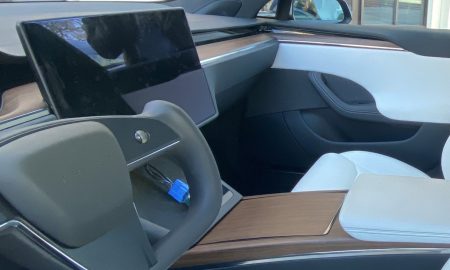Tesla Model S Yoke steering wheel and refreshed interior (Credit: The Kilowatts)