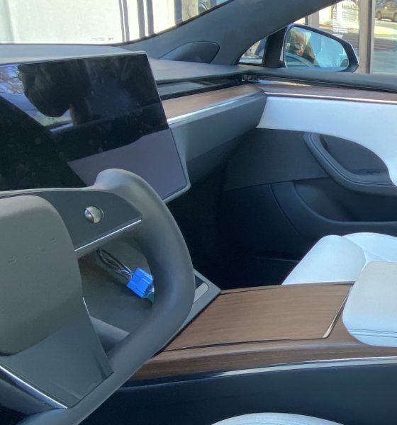 Tesla Model S Yoke steering wheel and refreshed interior (Credit: The Kilowatts)