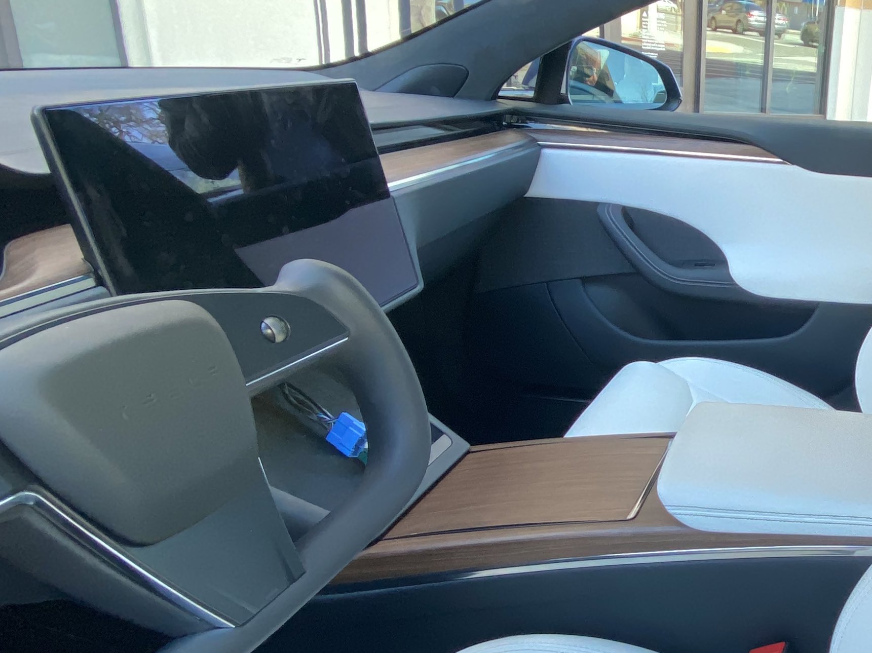 Tesla Model S Yoke steering wheel and refreshed interior (Credit: The Kilowatts)