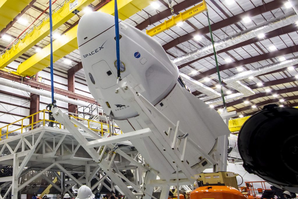 SpaceX installa l’astronave Dragon sul razzo che la porterà nello spazio (di nuovo)