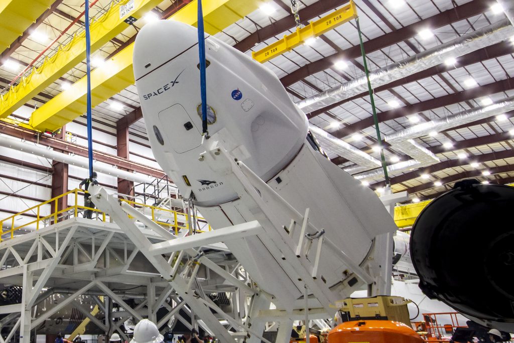 تقوم SpaceX بتثبيت مركبة Dragon الفضائية على الصاروخ الذي سيأخذها (مرة أخرى) إلى الفضاء