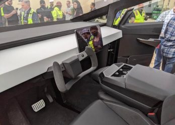 cybertruck-giga-texas-visit-3