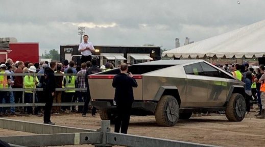 cybertruck-giga-texas-visit-5