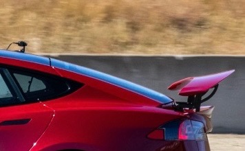 Tesla Model S Plaid rear wing spotted track testing at Laguna Seca Raceway (May 14 2021, Credit: The Kilowatts)