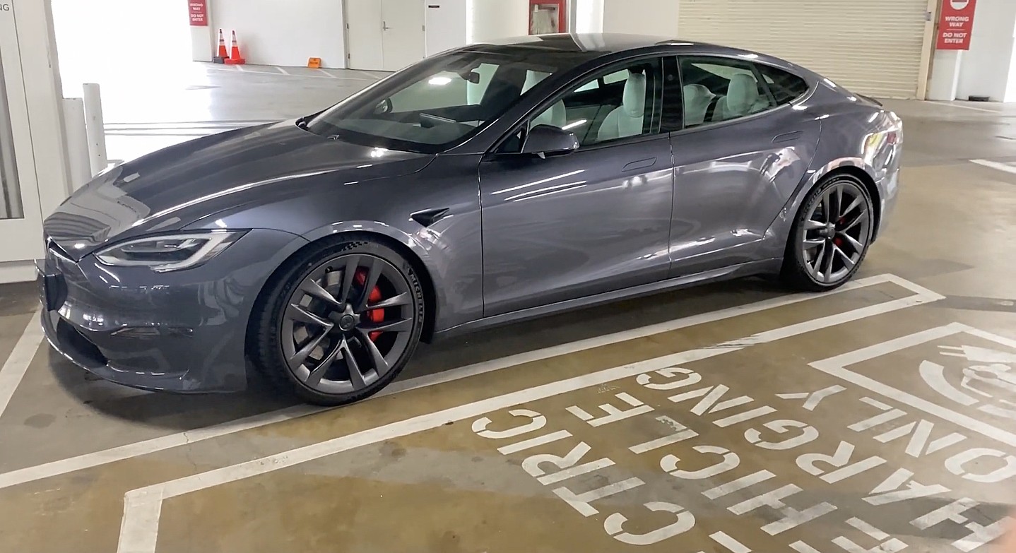 terugvallen kleuring Vroeg Tesla Model S Plaid walkthrough teases possible new door handle option