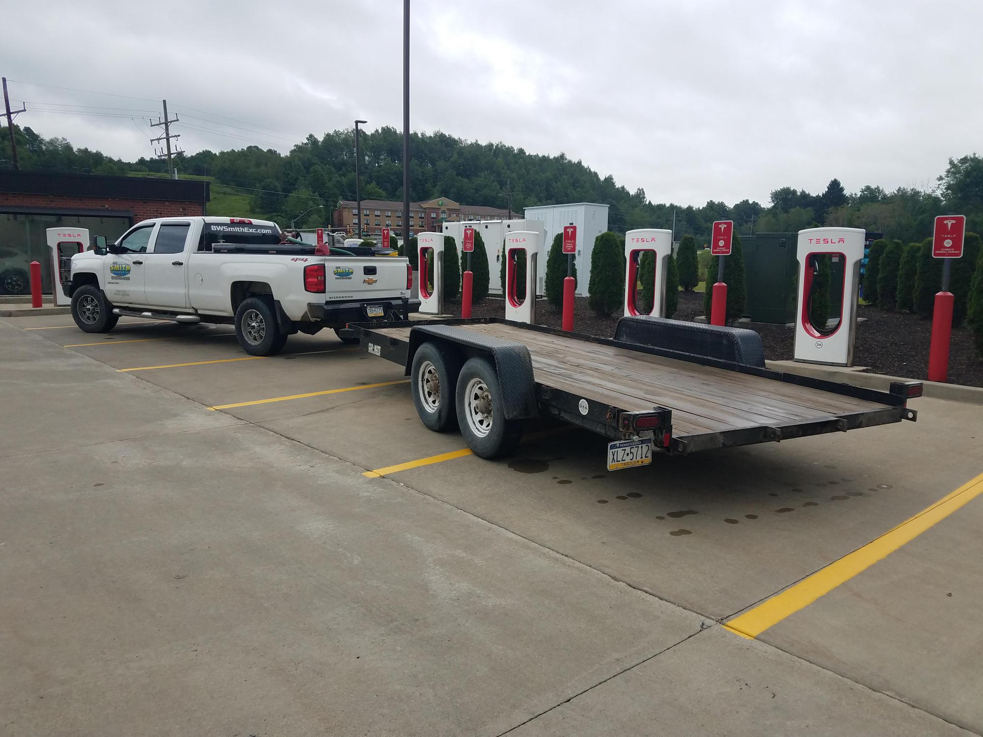 Multiple Tesla Superchargers blocked in one fell swoop by creative pickup truck