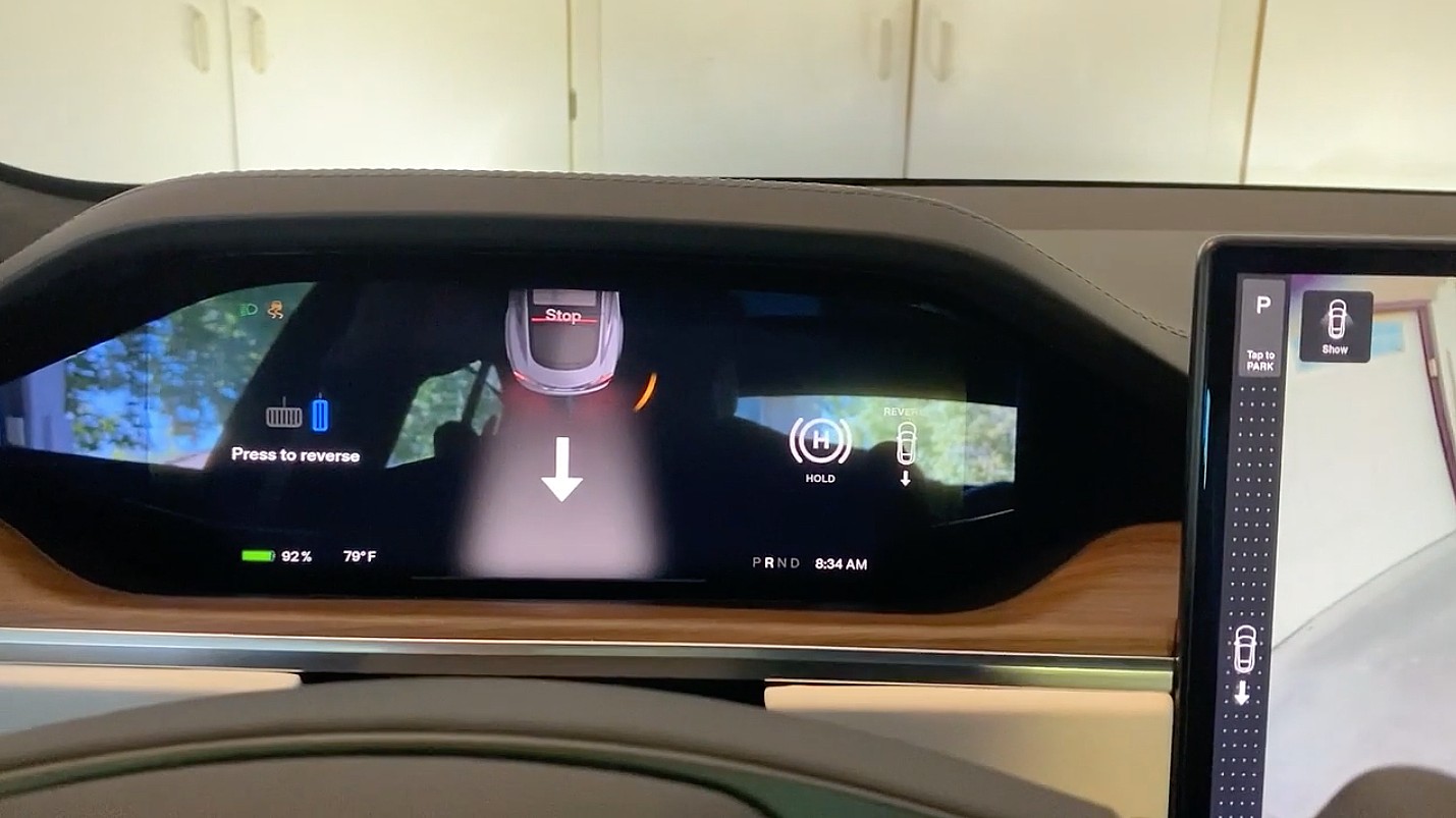 invoeren Persoonlijk Glimp First look at Tesla Model S Plaid's "Auto Shift out of Park" in action