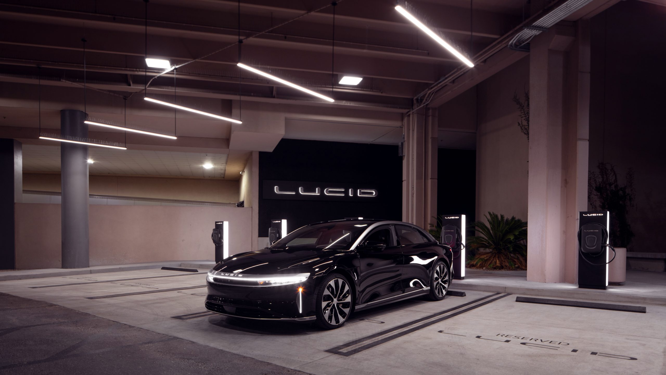 Lucid Air at Charging Station_Scottsdale_Fashion Square