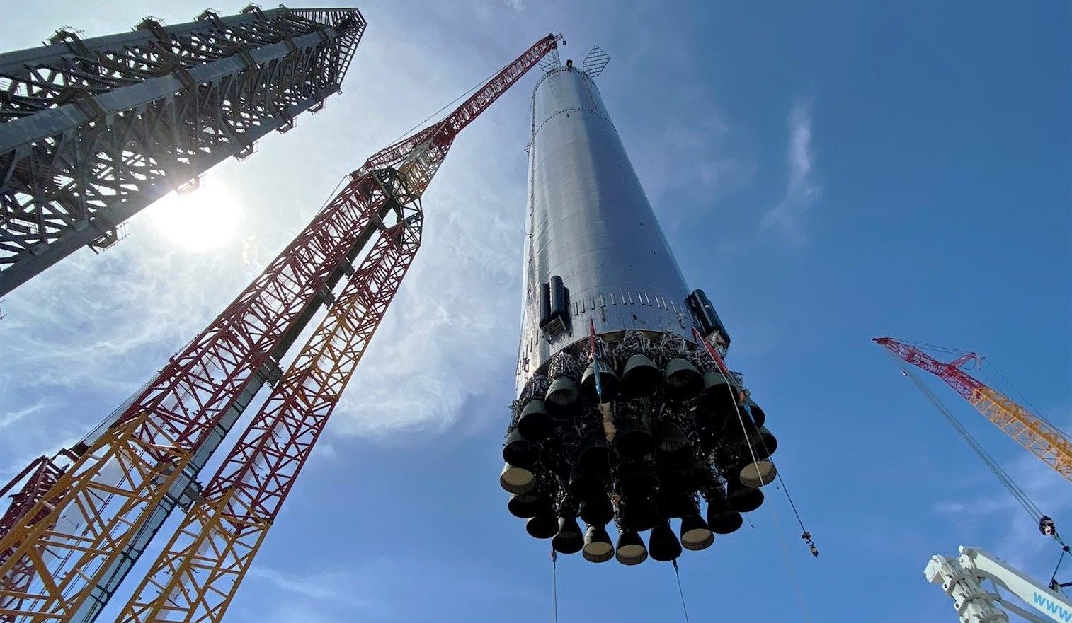 Super Heavy Booster 4 080421 (SpaceX) orbital mount install 1 crop