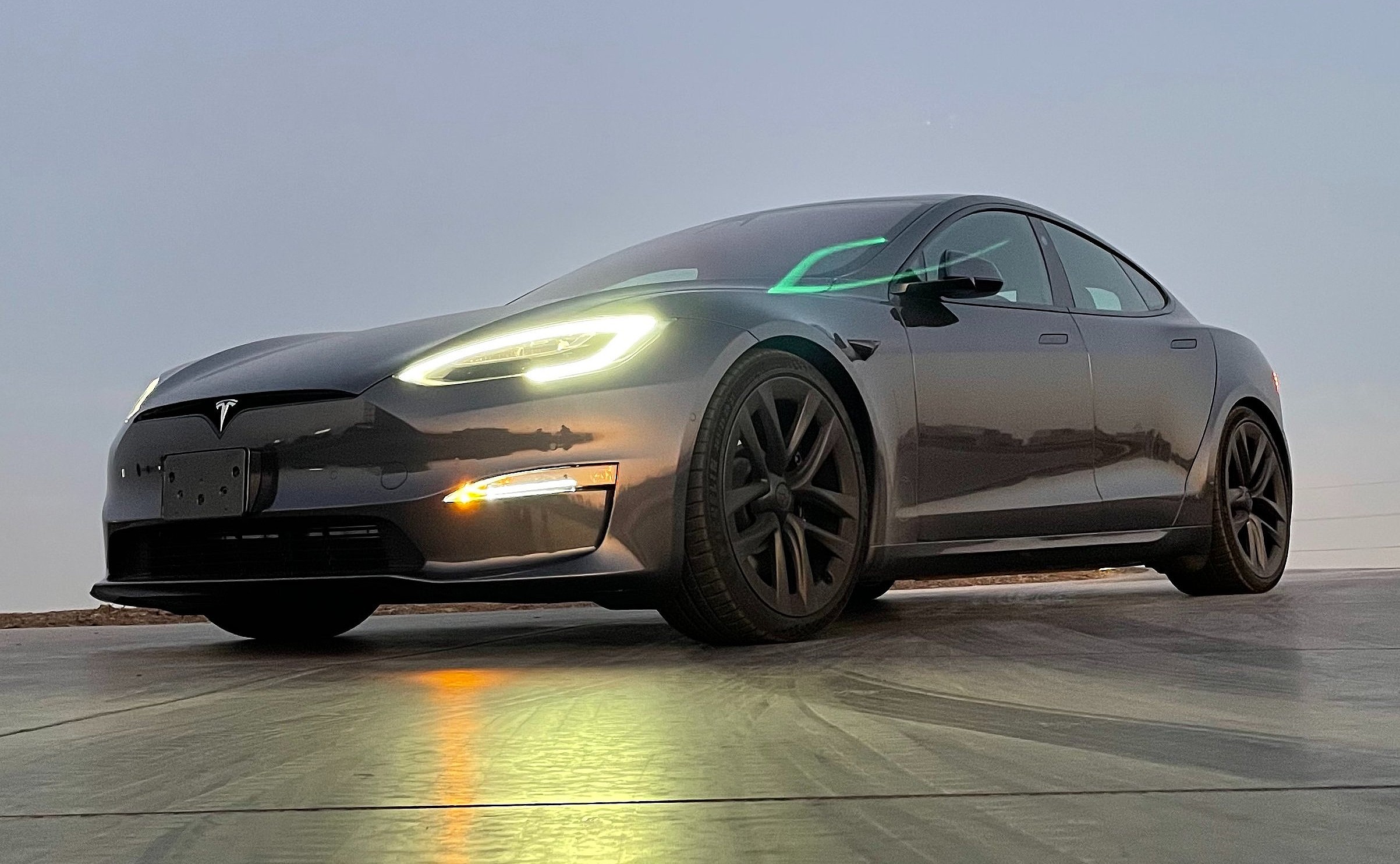 Tesla Model S Plaid receives scathing review from Edmunds: &#39;A waste of money&#39;