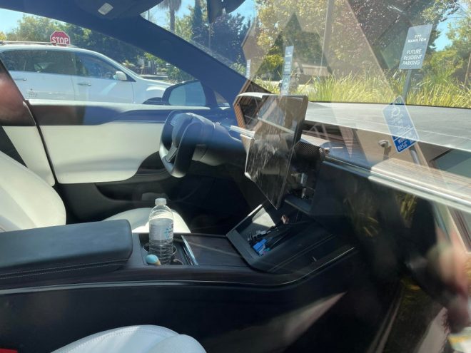 model-s-tilt-screen-1