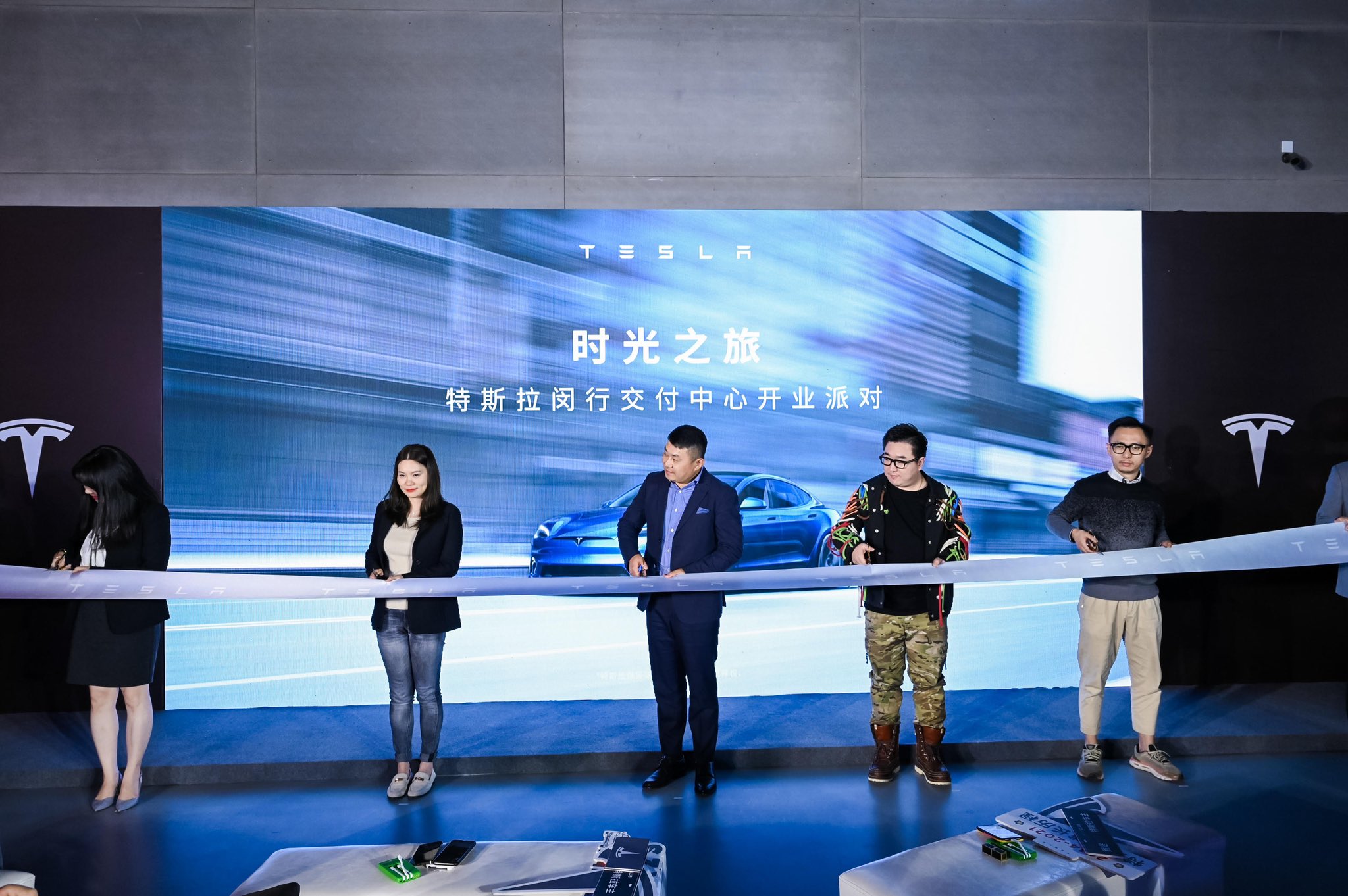 tesla-minhang-delivery-center-ribbon-cutting